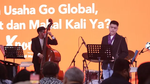 Penyanyi jazz muda Alonzo Brata diiringi East Slide Jazz Initiative pimpinan Nial Djuliarso tampil di International Jazz Day.