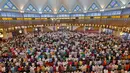 Umat muslim Malaysia melaksanakan salat Idul Fitri 1439 H di Kuala Lumpur, Malaysia, Jumat, (15/6). (AP Photo/Vincent Thian)