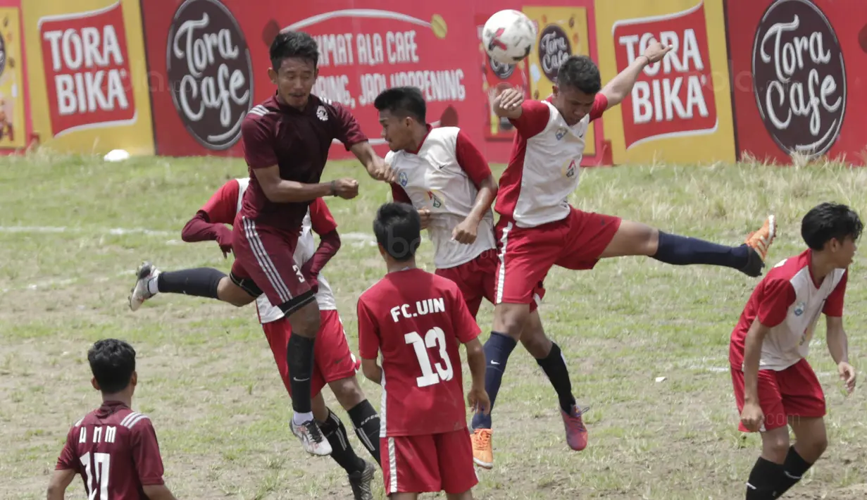 Pemain Universitas Negeri Makassar (UNM) duel udara dengan pemain UIN Alauddin pada laga Torabika Campus Cup 2017 di Stadion UNM, Makassar, Rabu, (18/10/2017). UNM menang 1-0 atas UIN Alauddin. (Bola.com/M Iqbal Ichsan)