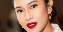 Dian Sastrowardoyo selalu tampil stunning di setiap penampilannya. Penampilan terbarunya di Premier Film Esok Tanpa Ibu, Dian tampil memesona dengan lipstik merahnya. [@therealdisastr]
