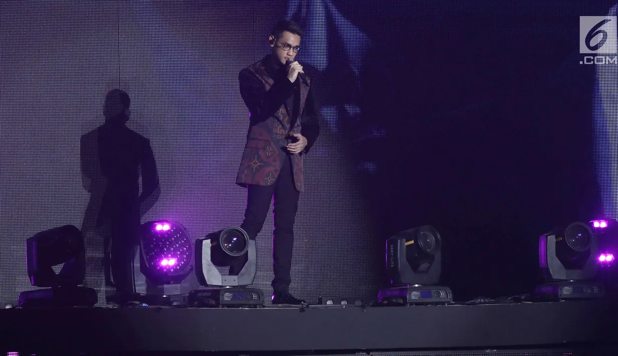 Penyanyi Afgan tampil menghibur penonton pada malam puncak HUT ke-27 SCTV di Hall D, Jiexpo Kemayoran, Jakarta, Kamis (24/8). Sejumlah artis ternama turut meramaikan malam spesial ini. (Liputan6.com/Herman Zakharia)
