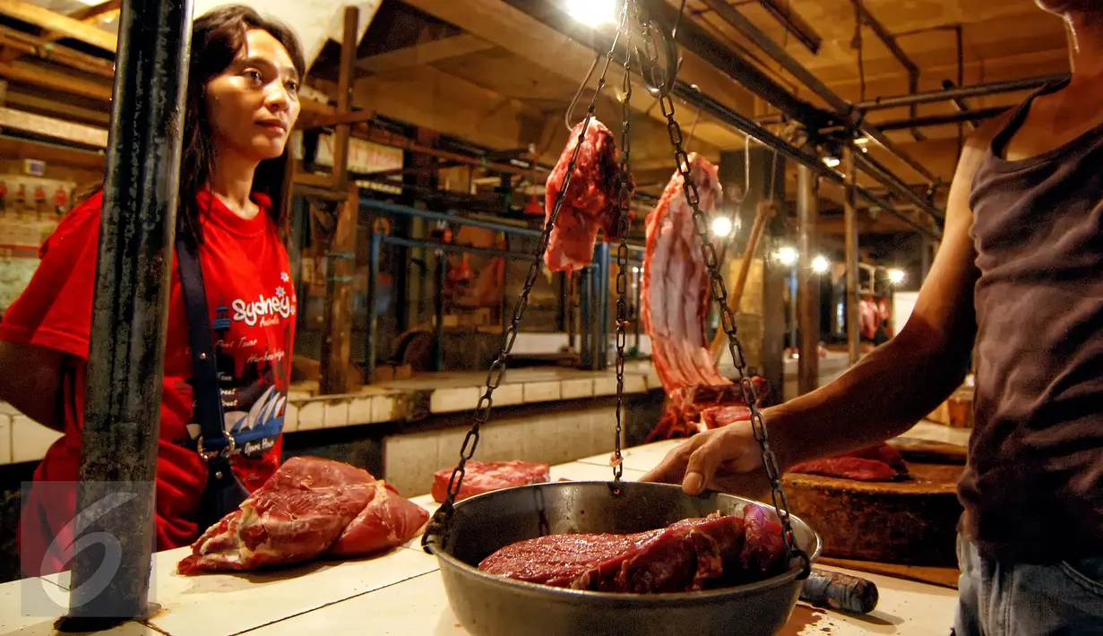Seorang wanita terlihat sedang membeli daging di salah satu pasar di Jakarta. (Liputan6.com/Yoppy Renato)
