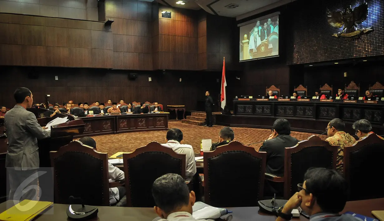 Saksi ahli memaparkan keterangan dalam sidang gugatan terhadap UU Pengampunan Pajak (Tax Amnesty) di Mahkamah Konstitusi, Jakarta, Rabu (28/9). Sidang mendengarkan keterangan dari saksi ahli yang disiapkan oleh pemohon. (Liputan6.com/Faizal Fanani)