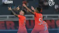 Pemain Borneo FC Samarinda&nbsp;Matheus Pato bersama dua rekannya merayakan gol ke gawang Persib Bandung pada pekan ketiga BRI Liga 1 2022/2023. Borneo FC menang 4-1 di Stadion Segiri, Samarinda, Minggu (7/8/2022). (foto: Twitter&nbsp;Liga1Match)