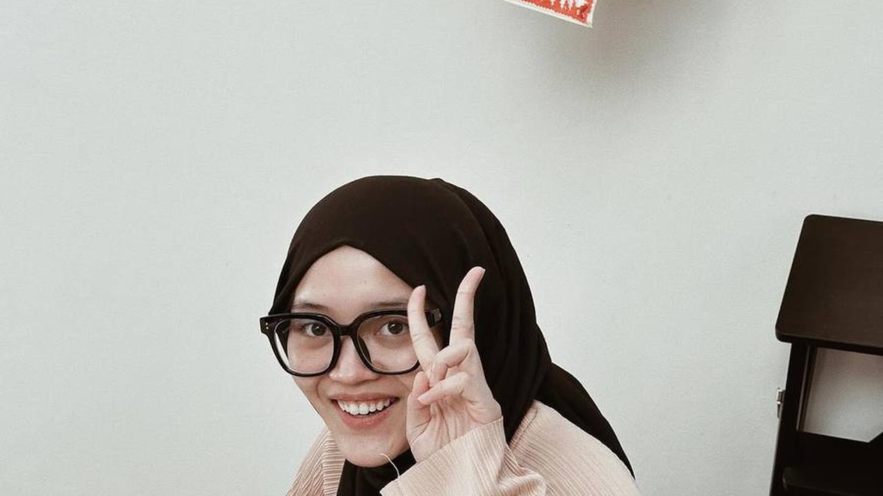 Rizky Febian mengunggah foto kebersamaan keluarga dengan caption, "Tiba-tiba nyusul ke Bali," menunjukkan betapa spontan perjalanan mereka.<br><br>