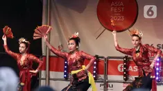 Sejumlah penari membawakan tarian Bali pada acara Asia Fest 2023 di Arena Nasional, Bucharest, Rumania, Minggu (24/9/2023). Asia Fest merupakan festival yang mengedepankan budaya dan tradisi Timur. (Liputan6.com/Herman Zakharia)