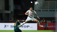 Pemain Persija Jakarta, Marko Simic berusaha mencetak gol ke gawang Persikabo 1973 melalui tandukannya pada laga pekan kedua BRI Liga 1 2023/2024 di Stadion Pakansari, Cibinong, Bogor, Minggu (9/7/2023). (Bola.com/M Iqbal Ichsan)