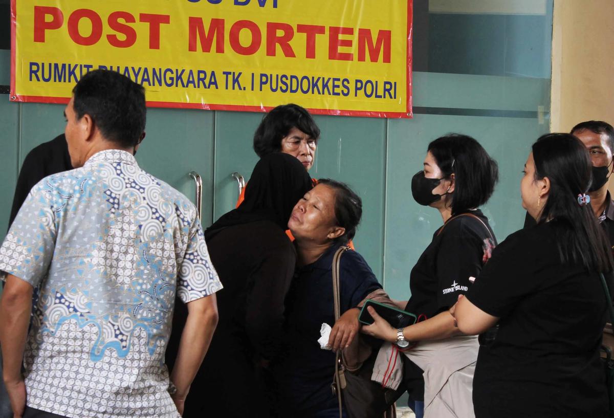 FOTO: Tangis Keluarga Iringi Penyerahan Jenazah Korban Kebakaran Terra Drone