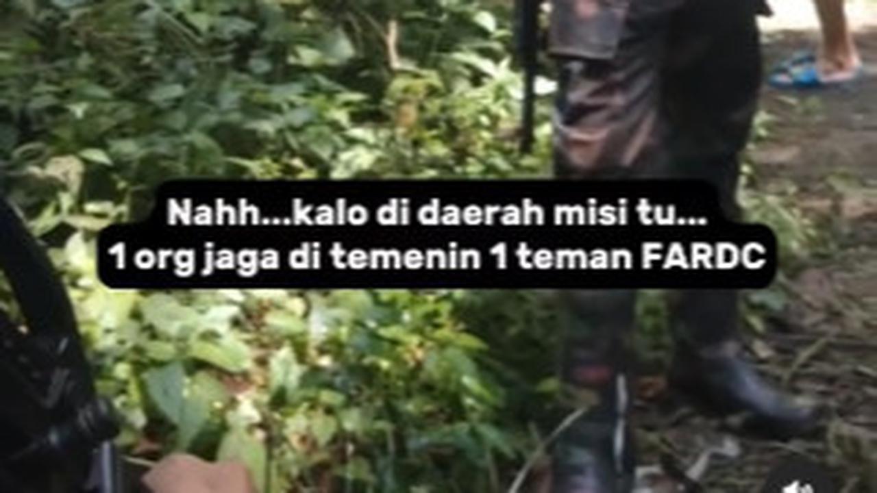 TNI Ini Jalan Kaki di Tengah Hutan Mencari Air Untuk Mandi sambil Waspada Bawa Senjata Laras Panjang