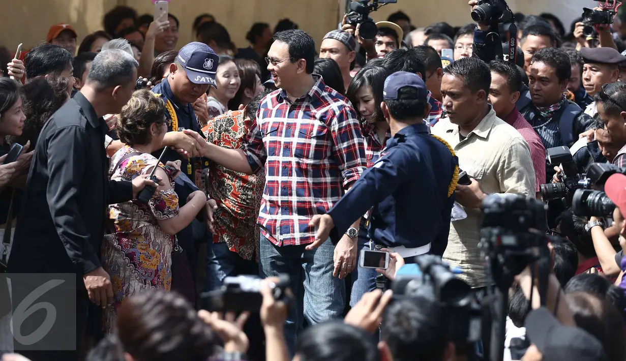 Cagub DKI Jakarta, Basuki T Purnama bersalaman dengan warga sebelum mencoblos pada Pilkada DKI 2017 di TPS 054 Pantai Mutiara, Jakarta Utara, Rabu (15/2). (Liputan6.com/Faizal Fanani)