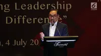 Pemimpin oposisi Malaysia, Anwar Ibrahim berbicara dalam The Executive Center for Global Leadership (ECGL) Leadership Forum 2018 di Jakarta, Rabu (4/7). Kunjungan luar negeri resmi ini pertama setelah Anwar keluar dari penjara. (Liputan6.com/JohanTallo)