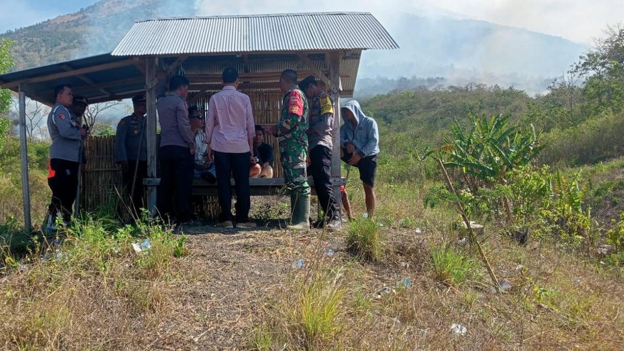 Lahan di lereng Gunung Agung yang terbakar diperkirakan sekitar 8 hektare.