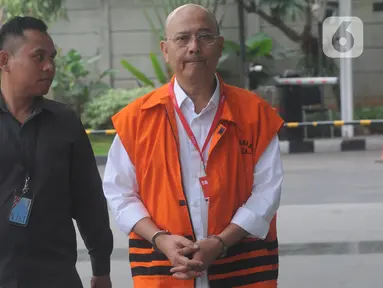 Wali Kota nonaktif Medan, Tengku Dzulmi Eldin bersiap menjalani pemeriksaan di gedung KPK, Jakarta, Senin (13/1/2020). Dzulmi Eldin kembali diperiksa KPK seabagai tersangka dalam kasus penerimaan suap dari Kepala Dinas PUPR Kota Medan Isya Ansyari. (merdeka.com/Dwi Narwoko)