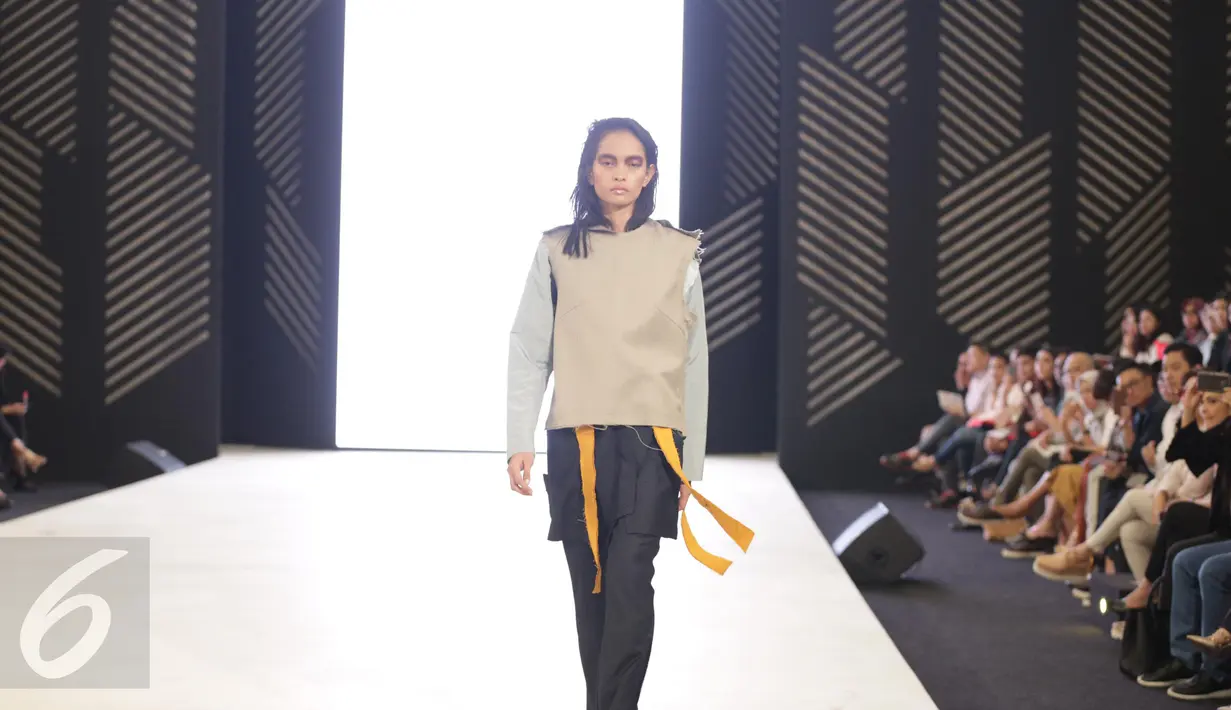 Model berjalan dipanggung mengenakan busana rancangan MADE IND X TANGAN dalam pagelaran Senayan City Fashion Nation ke-11, Jakarta, Senin (10/4). (Liputan6.com/Faizal Fanani)