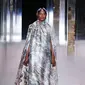 Model Naomi Campbell mengenakan busana kreasi Fendi's Spring-Summer 2021 Haute Couture dalam acara Paris Fashion Week di Paris, Prancis, Rabu (27/1/2021). Paris Fashion Week 2021 diramaikan oleh deretan model ternama dunia. (AP Photo/Francois Mori)
