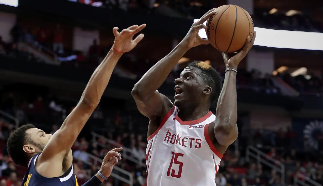 Pebasket Houston Rockets, Clint Capela, berusaha memasukkan bola saat melawan Denver Nuggets pada laga NBA di Toyota Center, Selasa (8/1). Houston Rockets menang 125-113 atas Denver Nuggets. (AP/Michael Wyke)