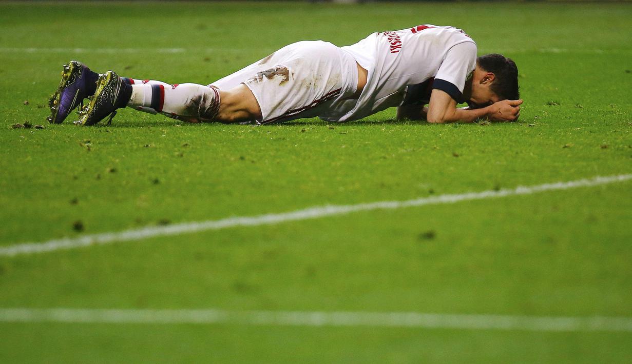 Pemain Bayern Munchen Robert Lewandowski terlihat menyesal saat gagal memanfaatkan peluang mencetak gol ke gawang Eintracht Frankfurt dalam lanjutan Bundesliga di Commerzbank-Arena, Frankfurt, Sabtu (31/10/2015) dini hari WIB. (REUTERS/Kai Pfaffenbach)