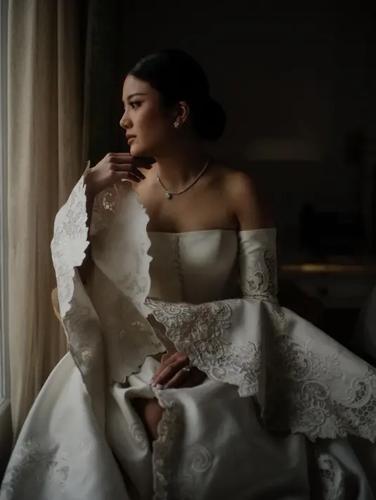 Gaun pengantin kedua yang dikenakan Valencia di Paris. Strapless dress berlengan panjang dan megar super cantik membalut tubuhnya dengan sempurna. Foto: Instagram.