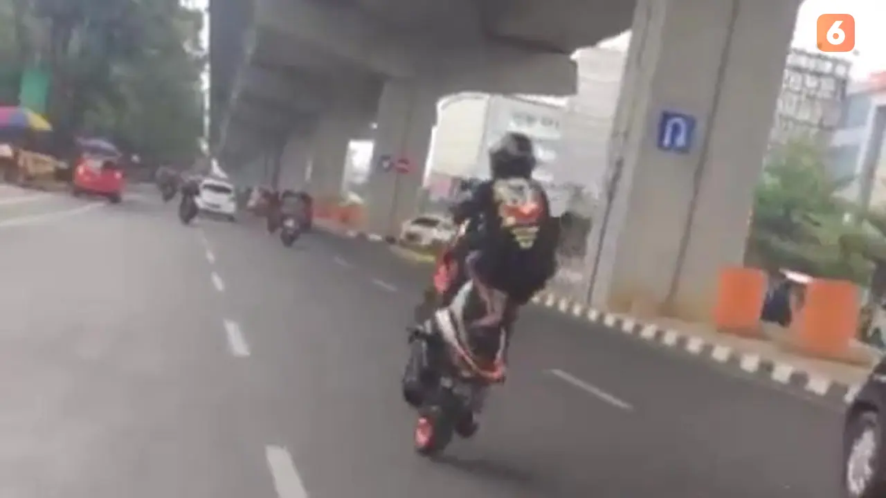 Viral aksi freestyle remaja makassar yang tabrak pengendara lain (Liputan6.com/Fauzan)