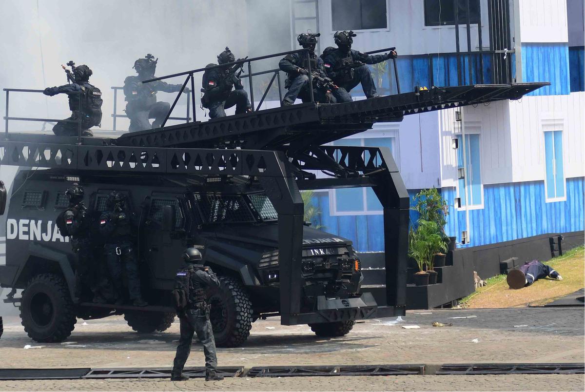 FOTO: Aksi Spektakuler Prajurit TNI di Monas: Tarung di Atas Tank dan Penyelamatan Sandera Warnai HUT ke-80 TNI