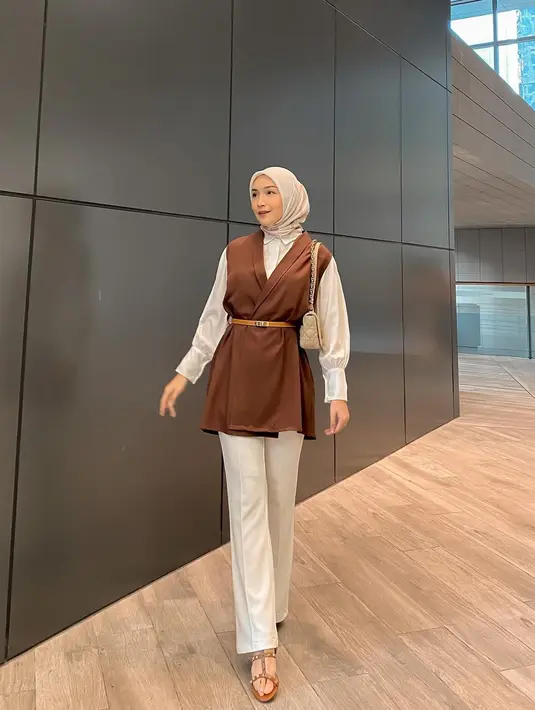 Tampil elegan dengan padu padan vest, belt, dan celana putih seperti OOTD Melody Prima satu ini. [Foto: IG/melodyprima].