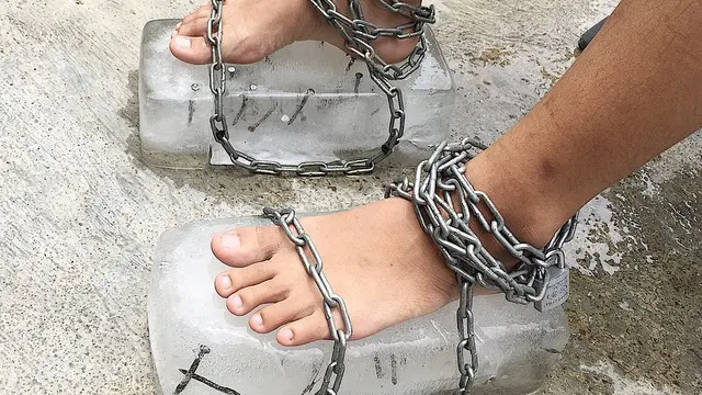 6 Model Alas Kaki Nyeleneh Ini Malah Susah Buat Jalan