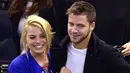 Berita pernikahan Margot Robbie dan Tom Ackerley tengah ramai dibicarakan. Rumor itu muncul setelah Margot mengunggah foto di akun Instagramnya yang menunjukkan cincin di tangannya. (doc.PEOPLE)