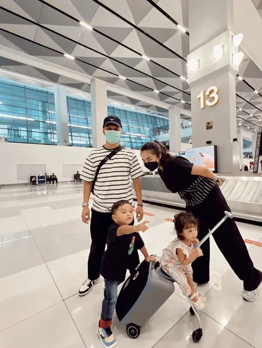 Nuansa stripes juga jadi salah satu aksen motif yang penuh gaya hadirkan kesan kompak pada tampilan. [Foto: Instagram/ Tiara Pangestika]