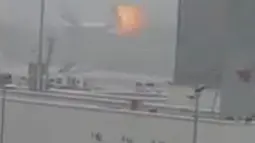 Tampak pesawat Emirates Airline yang terbakar di Bandara Internasional Dubai, UEA, Rabu (3/8). Pesawat jenis Boeing 777-300 A6-EMW dengan nomor penerbangan EK521 milik Emirates Airline terbakar saat ingin mendarat. (Reuters)