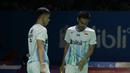 Ganda putra Indonesia, Fajar Alfian / Muhammad Rian, usai dikalahkan Takuro Hoki / Yugo Kobayashi pada Indonesia Open 2019 di Istora Senayan, Jumat (19/7). Fajar / Rian kalah 19-21 dan 12-21. (Bola.com/Yoppy Renato)