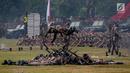 Prajurit Kopassus melakukan aksi ketangkasan saat peringatan HUT ke-67 Kopassus di Markas Kopassus, Cijantung, Jakarta, Rabu (24/4). Acara HUT Kopassus dimeriahkan sejumlah aksi demonstrasi unjuk kekuatan koprs Baret Merah ini, seperti beladiri, dan ketangkasan fisik. (Liputan6.com/Faizal Fanani)