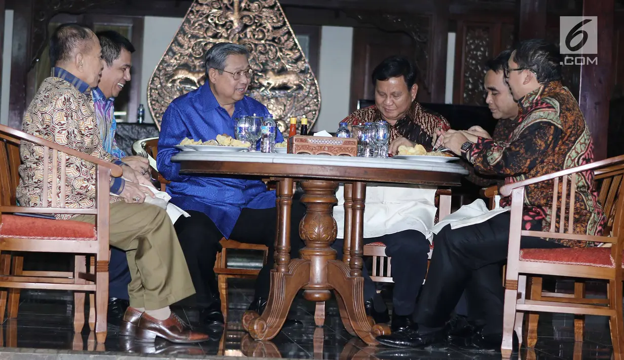 Presiden RI ke 6 Susilo Bambang Yudhoyono bersama Ketum Gerinda, Prabowo Subianto saat menyantap makan malam nasi goreng khas Jawa Timur di Cikeas, Bogor, Jawa Barat, Kamis (27/7). (Liputan6.com/Herman Zakharia)