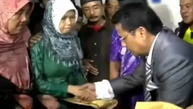 Hotman Paris Serahkan Uang Duka ke Keluarga Korban 