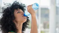 Minum air yang cukup setiap harinya (sumber. spoonuniversity.com)