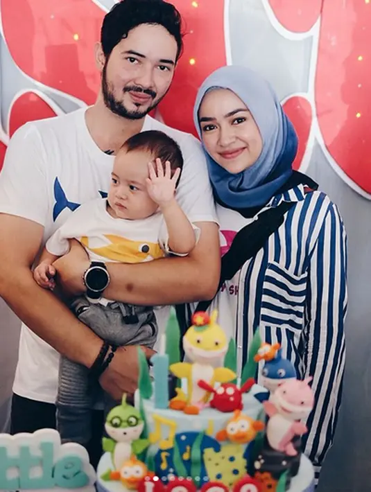 "Alhamdulillah, perayaan ultah Isco 1 thn hari ini berjalan dg lancar.. we love you baby shark 💛 #Isco1thn," tulis Pemenang Favorit GADIS Sampul 2002. (Instagram/aryanifitriana24)