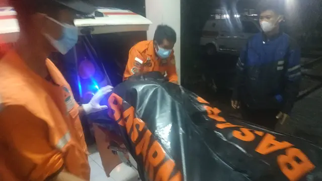 Evakuasi jenazah pria tua yang semasa hidup tinggal sebatang kara di rumah kontrakan, di Sokaraja, Banyumas. (Foto: Liputan6.com/Tagana Banyumas)