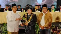 Dokter Dayat, Rektor Umaha saat menerima penghargaan dari Forkom Jurnalis Nahdliyin (FJN).  (Istimewa).