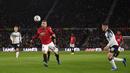 Bek Manchester United, Luke Shaw, berebut bola dengan pemain Derby Country pada laga babak kelima Piala FA di Pride Park Stadium, Kamis (5/3). Manchester United menang 3-0 atas Derby Country. (AFP/Oli Scarff)