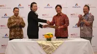 Manajer Asia Pacific Energy Partnership MITEI Lihong Duan dan Direktur Utama INALUM Budi G. Sadikin bersalaman usai penandatanganan MoU. (foto: Inalum)