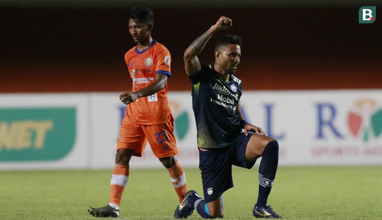 Striker Persib Bandung, Wander Luiz (kanan) melakukan selebrasi usai mencetak gol ke gawang Persiraja Banda Aceh dalam laga matchday ke-3 Grup D Piala Menpora 2021 di Stadion Maguwoharjo, Sleman, Jumat (2/4/2021) (Bola.com/M Iqbal Ichsan)