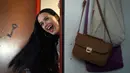 Ekspresi Katy Perry mengunjungi kamar asrama di Universitas Nevada, Las Vegas, dalam usahanya menggalang dukungan untuk capres AS Hillary Clinton, Sabtu (22/10). Hari ini adalah hari pertama pemungutan suara awal di Nevada. (David Becker/Getty Images/AFP)