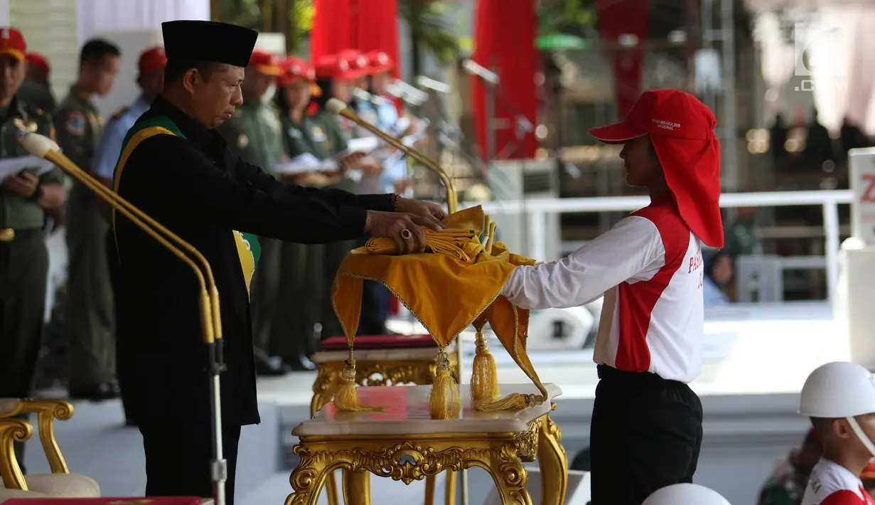 Paskibraka Nasional 2019 mengikuti gladi kotor kedua membawa baki kedua Upacara Peringatan Detik-Detik Proklamasi Kemerdekaan Indonesia di Istana Negara, Rabu (14/8/2019). Persiapan terus dilakukan untuk kelancaran HUT ke-74 RI pada 17 Agustus mendatang. (Liputan6.com/Angga Yuniar)