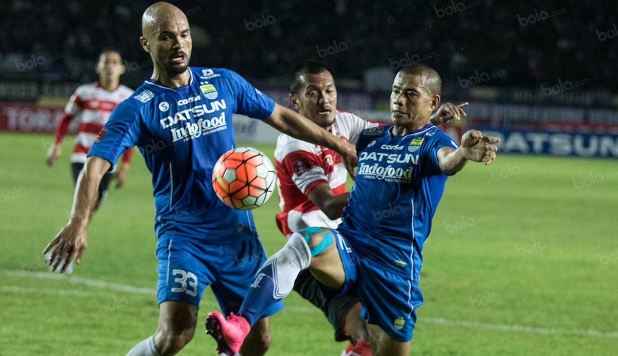 Penyerang Persib, Sergio van Dijk dan Tantan, berusaha melewati pemain Madura United pada laga Torabika Soccer Championship 2016 di Stadion Si Jalak Harupat, Sabtu (28/5/2016). Kedua tim bermain imbang 0-0. (Bola.com/Vitalis Yogi Trisna) 