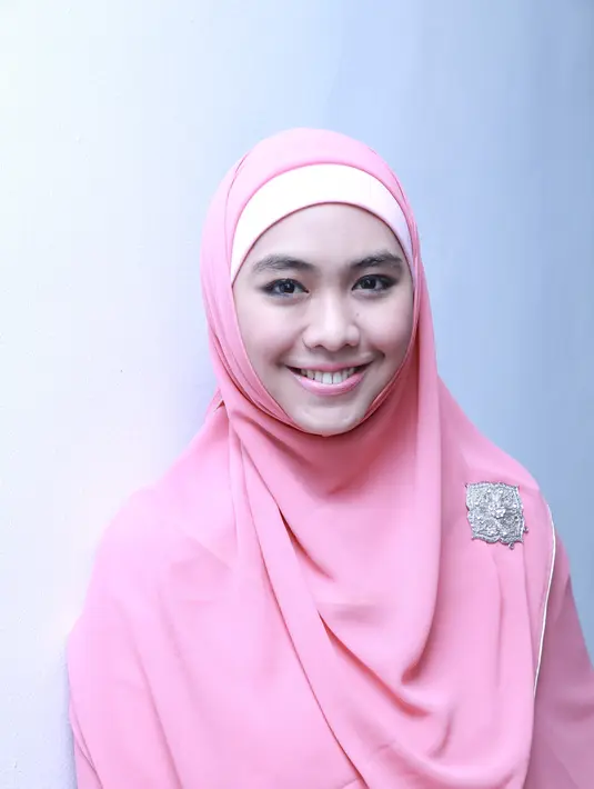 Ibu dua orang anak ini juga ingin memperkenalkan program hafalan Alquran kepada anaknya. Selain itu, Oki meniatkan diri untuk menghafal Alquran. (Galih W. Satria/Bintang.com)