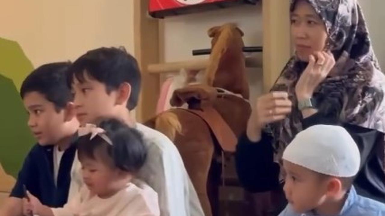 Gemes Banget, Ini Momen Rafathar Ikut Pesantren Kilat Sambil Momong Rayyanza dan Lily