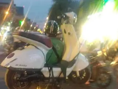 Dahsyat ojol ini bisa bawa motor. (Source: Instagram/@lambeonlen)