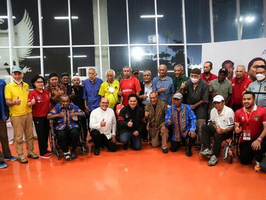 Ketua Umum PSSI, Erick Thohir bersama para mantan pemain dan legenda Timnas Indonesia saat memperingati HUT PSSI ke-93 di Selasar VIP Barat Stadion Utama Gelora Bung Karno (SUGBK), Senayan, Jakarta, Jumat (14/04/2023). (Bola.com/Bagaskara Lazuardi)