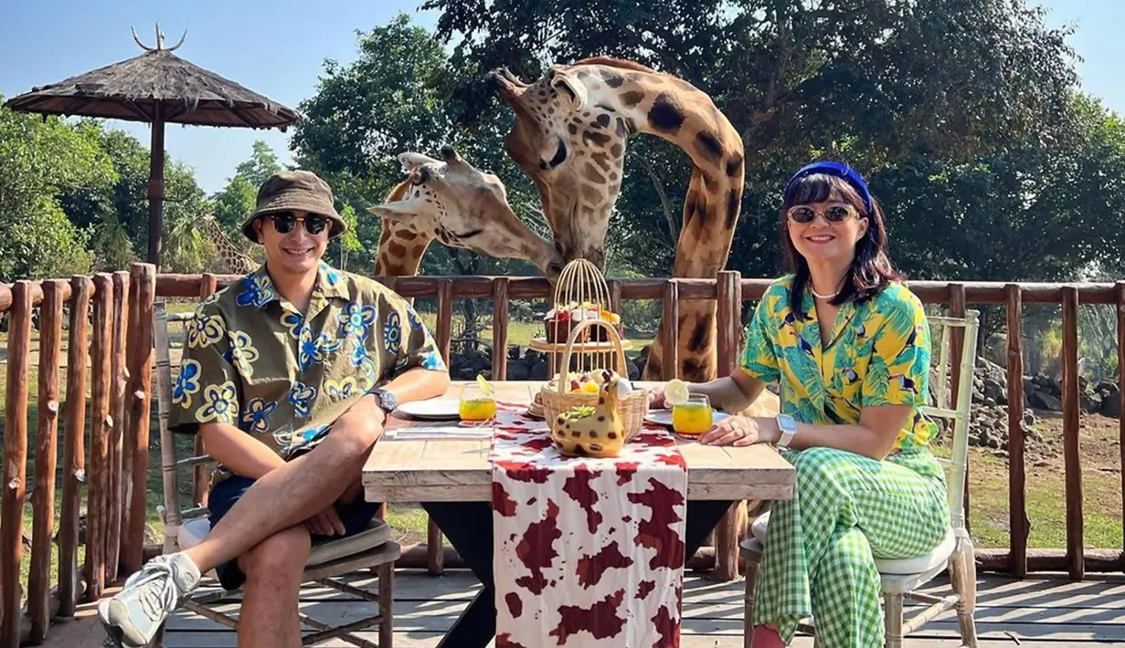 Seimbang dalam menjalani kehidupan, pasangan ini selalu punya waktu untuk jalani momen kebersamaan berdua. Salah satunya ialah dengan menjalani liburan bareng, baik itu ke pantai, luar negeri hingga main bareng jerapah di Taman Safari (Liputan6.com/IG/@kenesandari)