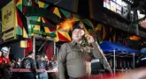 Polisi berjaga setelah kebakaran besar melanda sebuah bar di Bangkok, Thailand, Senin, 13 Juli 2026. (AFP/ Chanakarn Laosarakham)