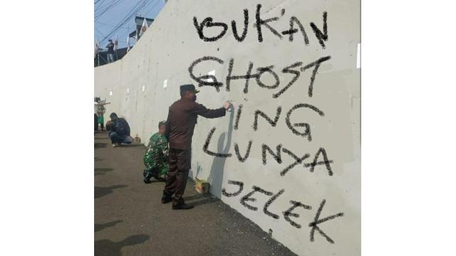 6 Editan Foto ala Netizen di Coretan Tembok Ini Kocak